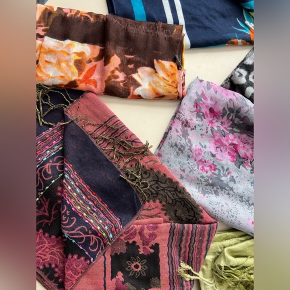 8️⃣Lot of 8 Random Scarves/Wraps/ Shawls-Varying Materials/Brands/Colors/Sizes - Picture 16 of 17